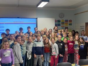 Gruppenfoto-am-Abend-300×225